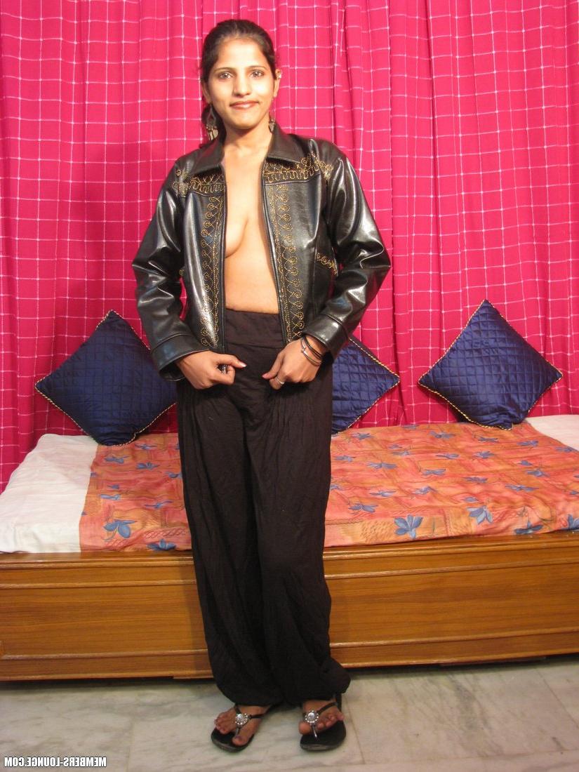 15P Une MILF indienne dévoile ses seins naturels tout en se mettant nue sur un lit.