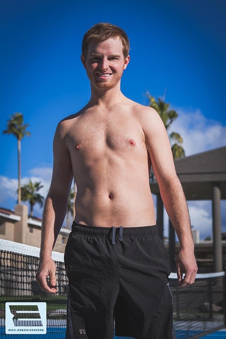 20P Drew Hill se fait rôtir à la broche dans un plan à trois avec des bodybuilders bien membrés.