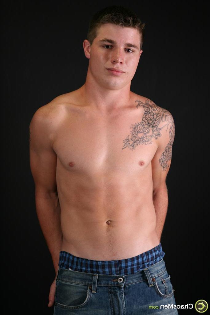 20P Le motard gay encré Caleb dévoile son corps sexy et se branle en solo