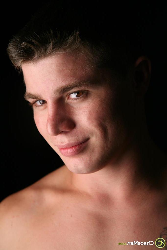 20P Le motard gay encré Caleb dévoile son corps sexy et se branle en solo