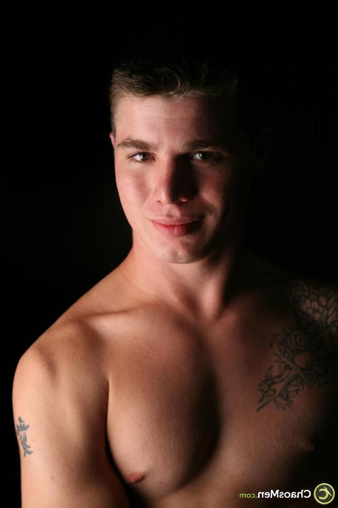 20P Le motard gay encré Caleb dévoile son corps sexy et se branle en solo