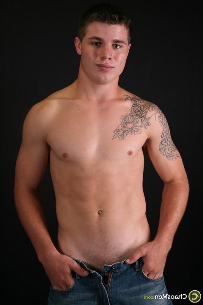 20P Le motard gay encré Caleb dévoile son corps sexy et se branle en solo
