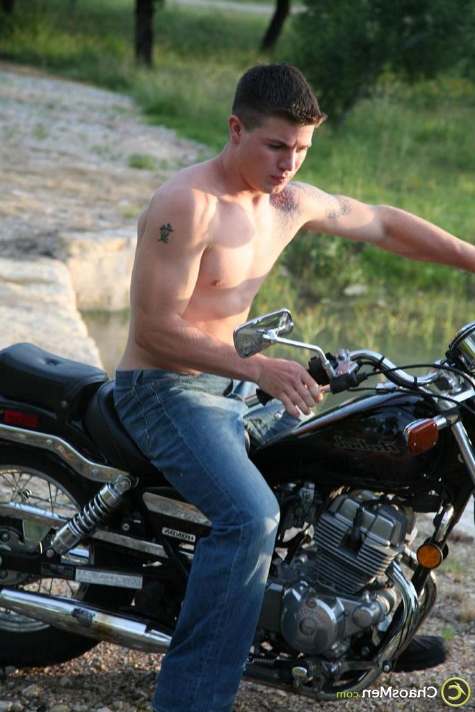 20P Le motard gay encré Caleb dévoile son corps sexy et se branle en solo