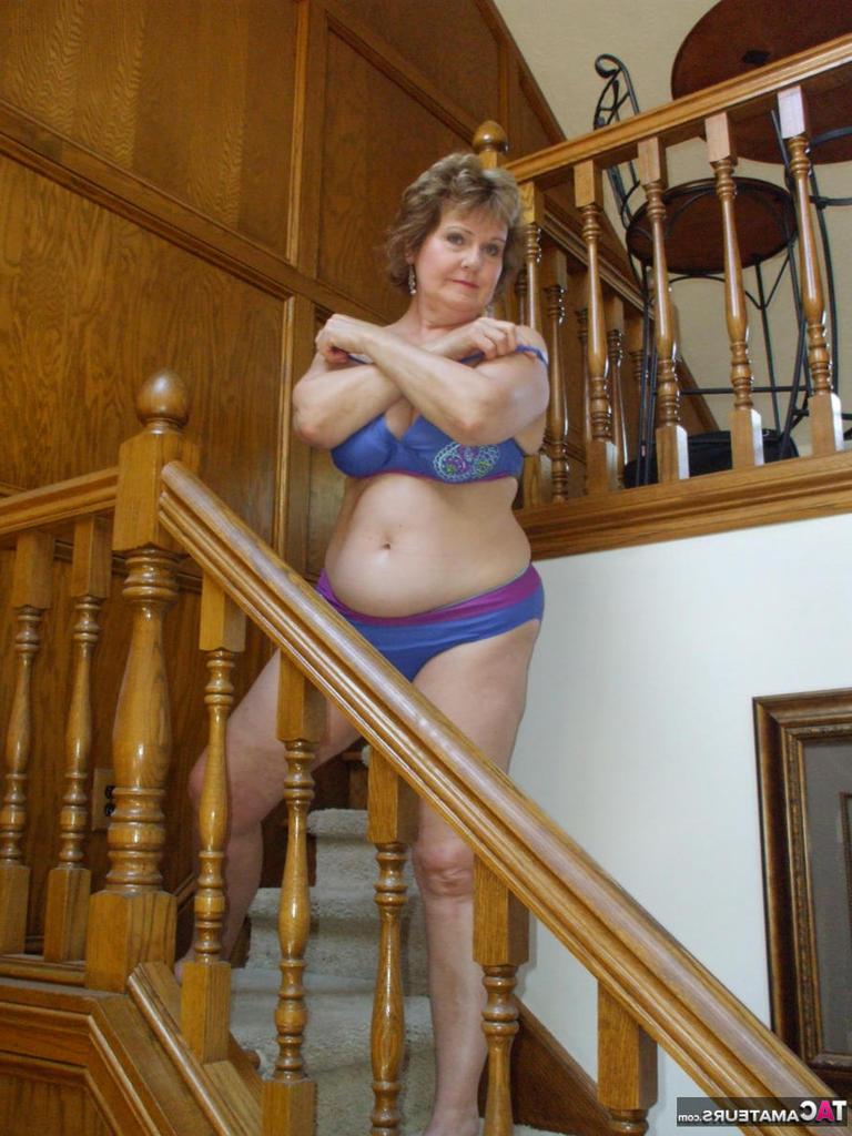 16P Mulher madura safada puxa seus lindos peitos com toenaisl pan