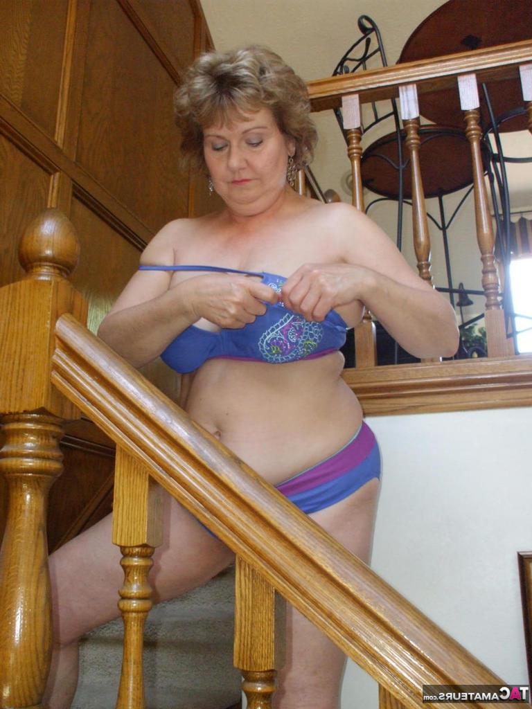 16P Mulher madura safada puxa seus lindos peitos com toenaisl pan
