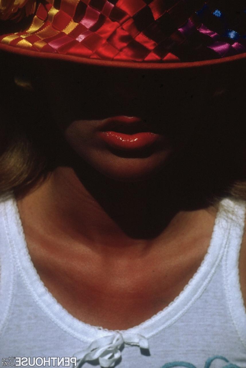 20P Die blonde Centerfold-Darstellerin Marilyn Connor zeigt in verschiedenen Szenen ihre haarige Muschi