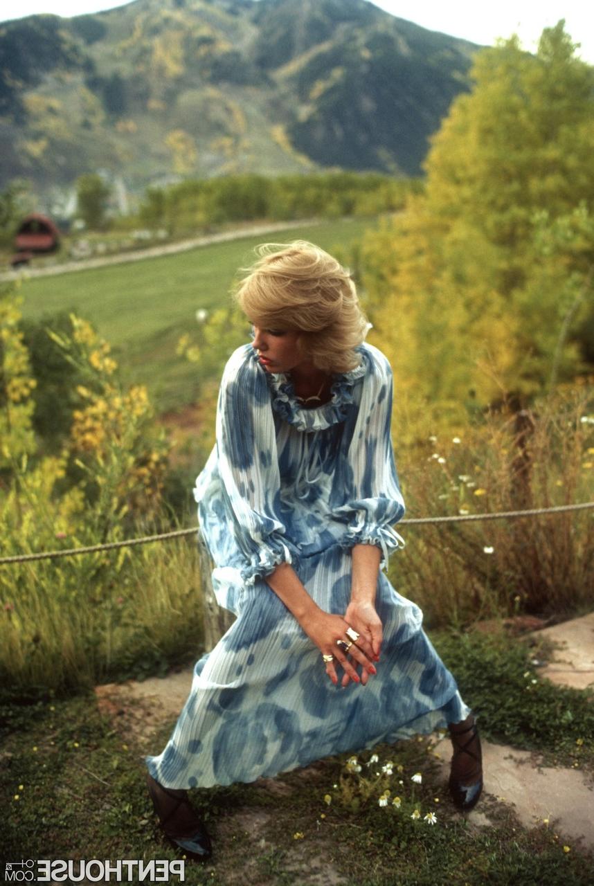 20P Die blonde Centerfold-Darstellerin Marilyn Connor zeigt in verschiedenen Szenen ihre haarige Muschi