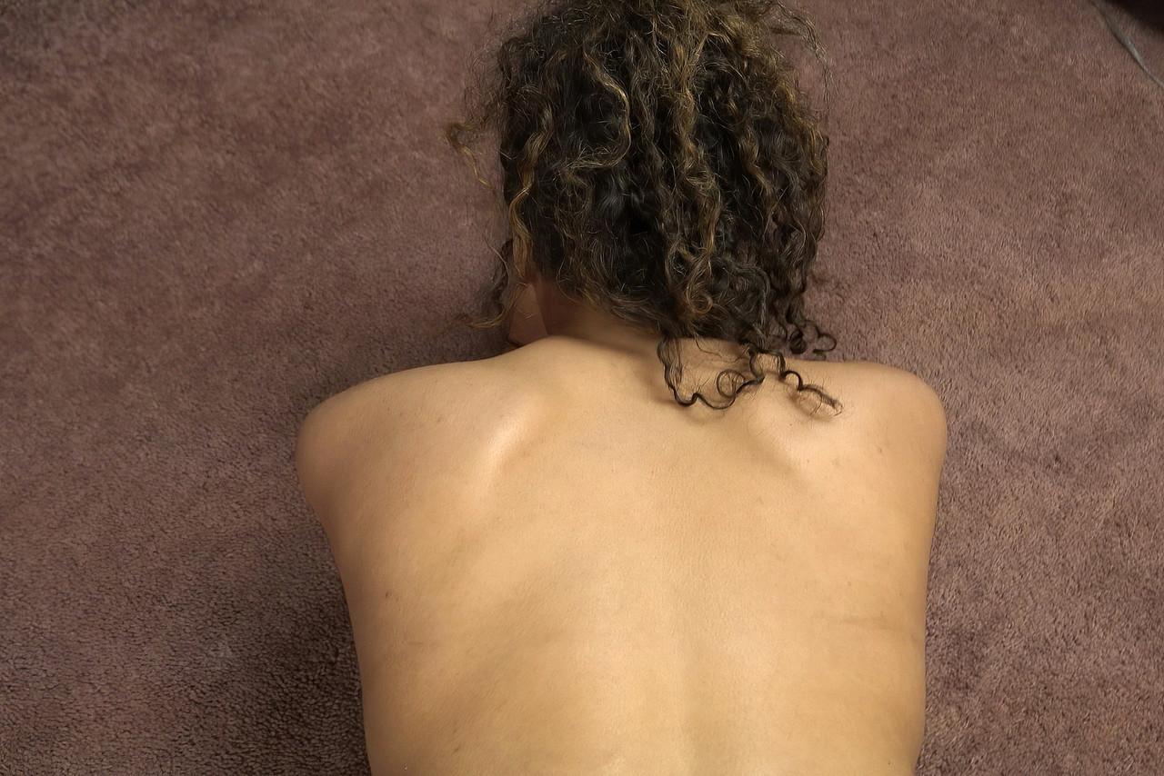 20P La joven amateur con curvas Mara Luv deja salir sus grandes tetas y recibe una erección por detrás