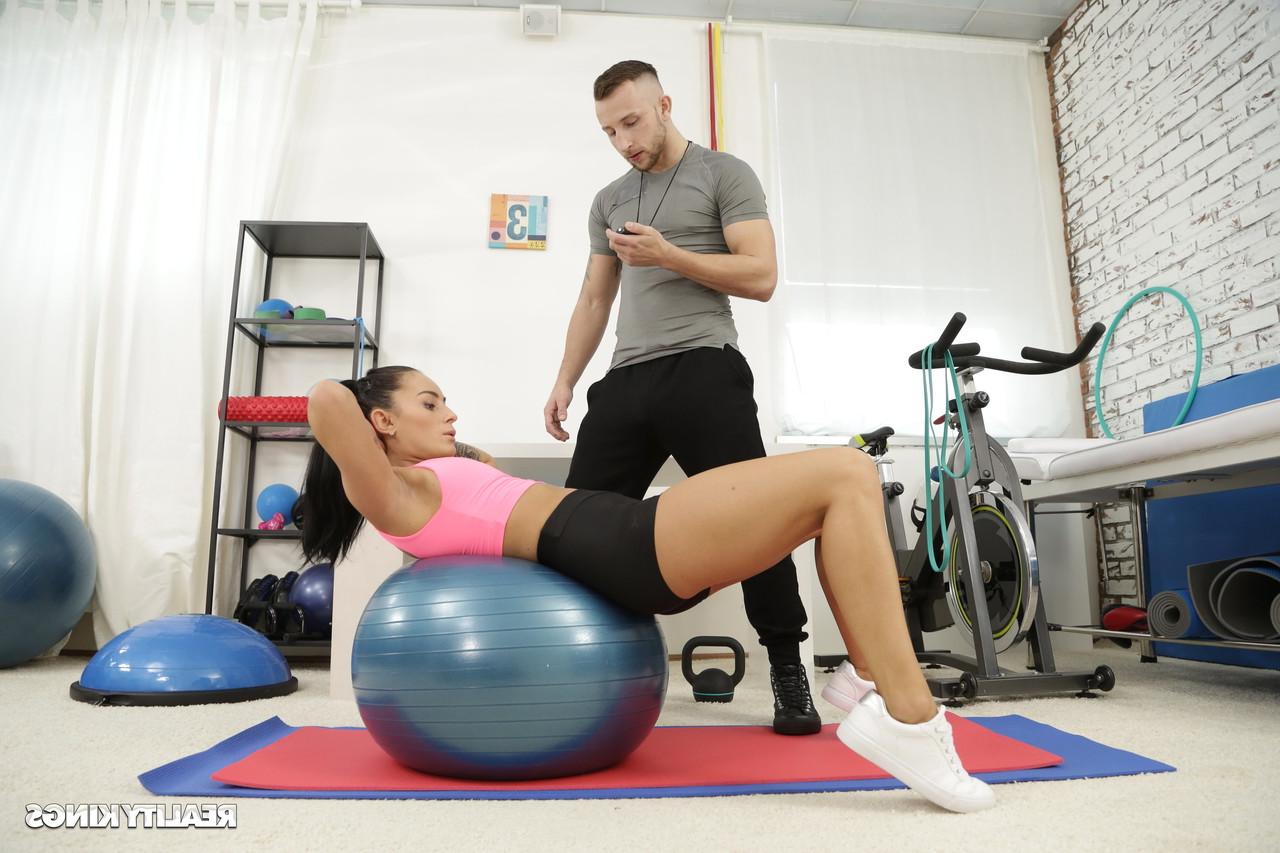 20P Der zierliche Pornostar Lexi Dona zeigt ihren schönen Körper und wird auf einen Fitnessball gerammt