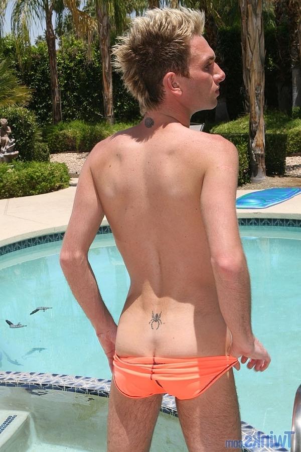 20P Gay Jayden Holloway tira a cueca e brinca com o pau na piscina