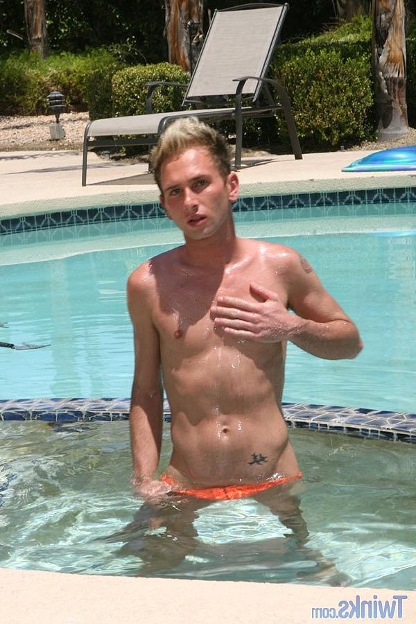 20P Gay Jayden Holloway tira a cueca e brinca com o pau na piscina