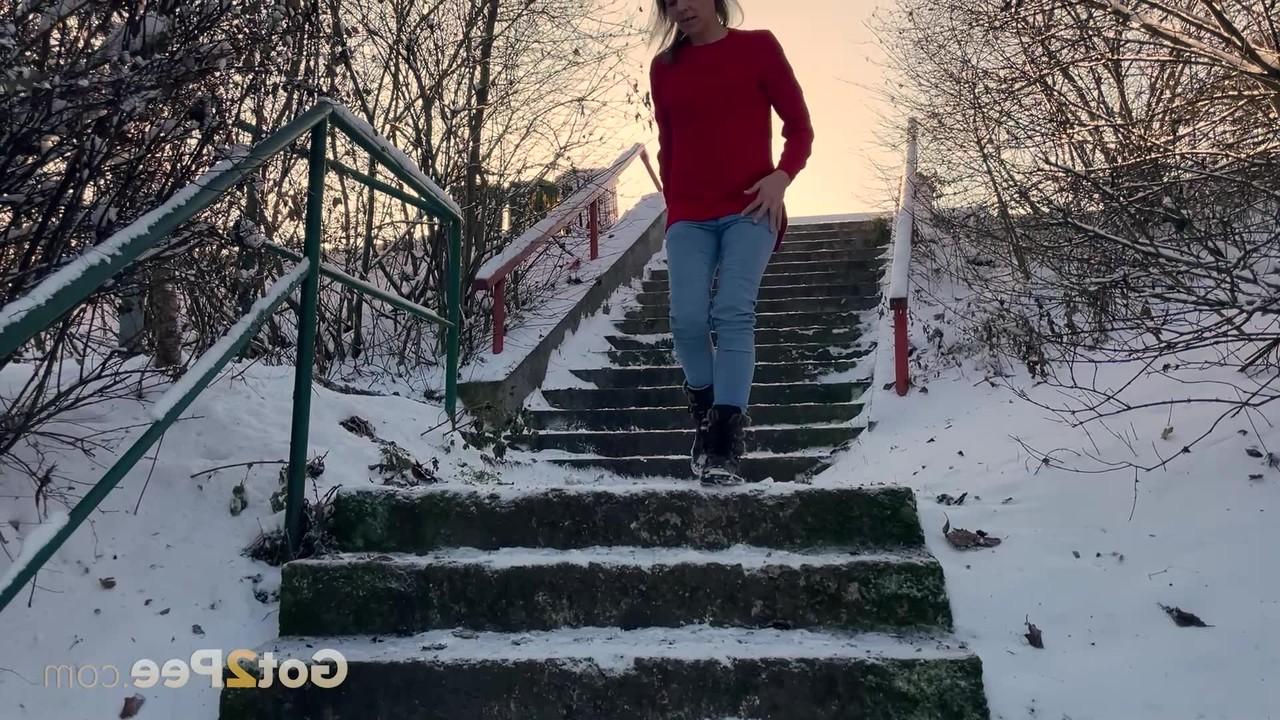15P A garota branca Juliia abaixa as calças para mijar em degraus de concreto cobertos de neve