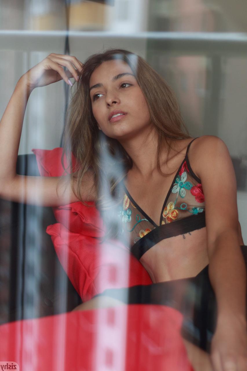 12P Sexy amadora Camilita Johanna mostra seu corpo esguio em um solo