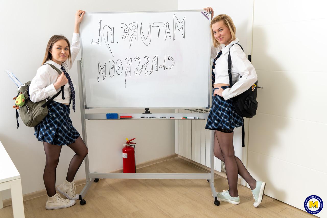 12P Colegialas viciosas se levantan las faldas a cuadros y enseñan el culo en un colegio