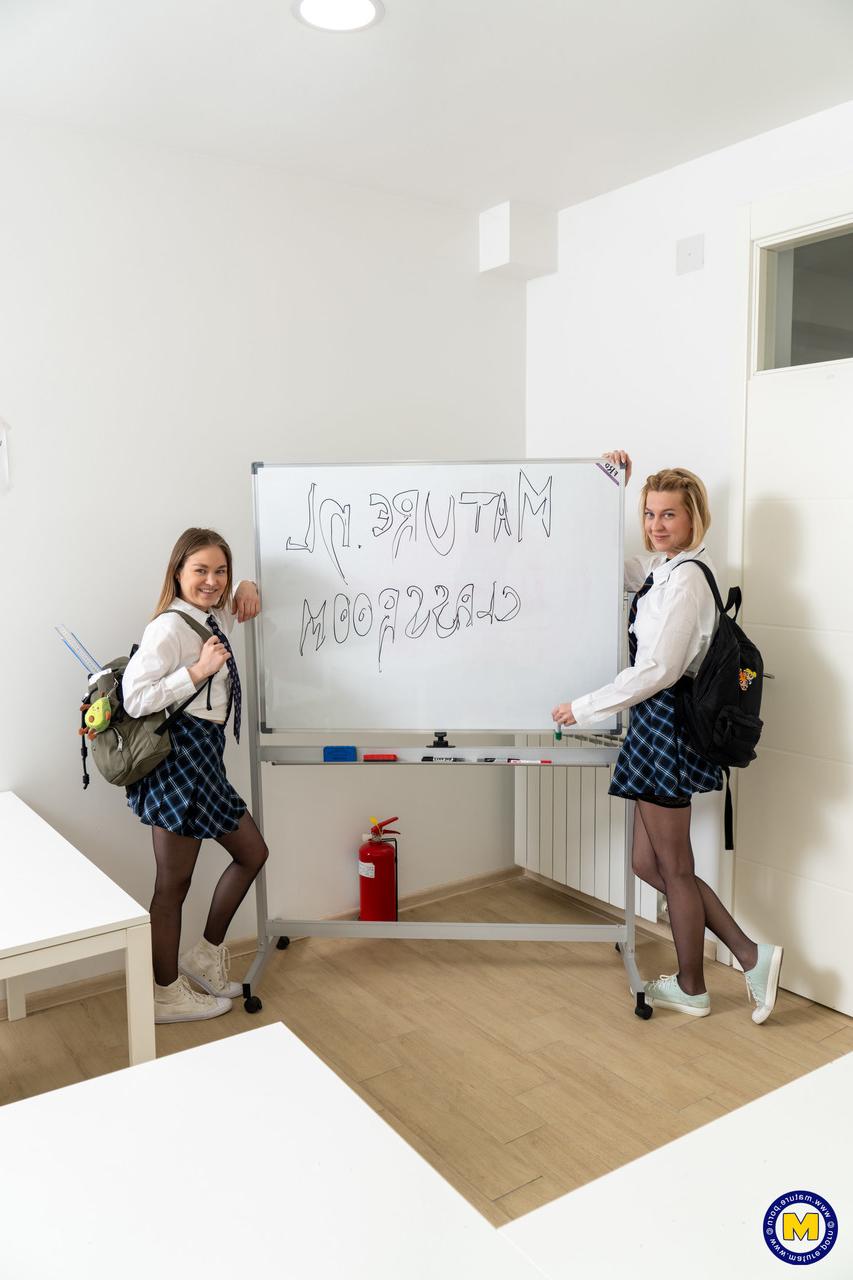 12P Colegialas viciosas se levantan las faldas a cuadros y enseñan el culo en un colegio
