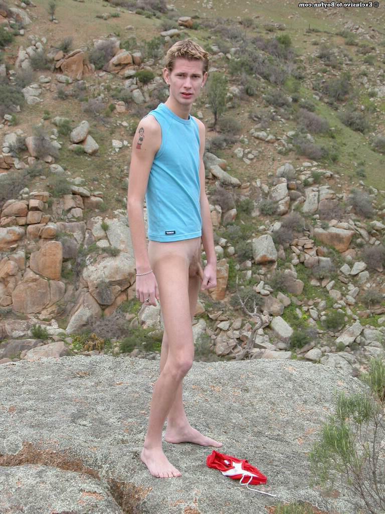 20P O garoto magro e excêntrico Josh 2 fica totalmente nu e mostra seu pau pequeno ao ar livre