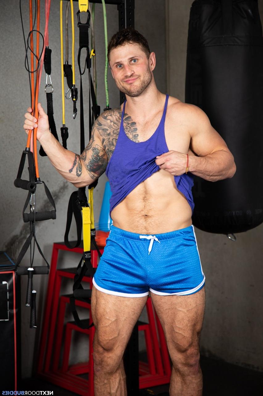 19P Der heiße Schwule Aiden Langston hat im Fitnessstudio einen wilden Dreier mit muskulösen Männern