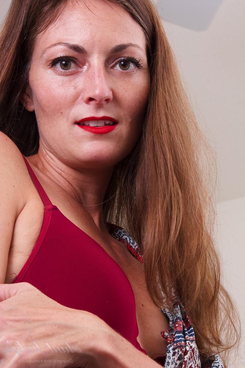 20P A morena madura Lauren revela sua vulva peluda e a esfrega em um solo