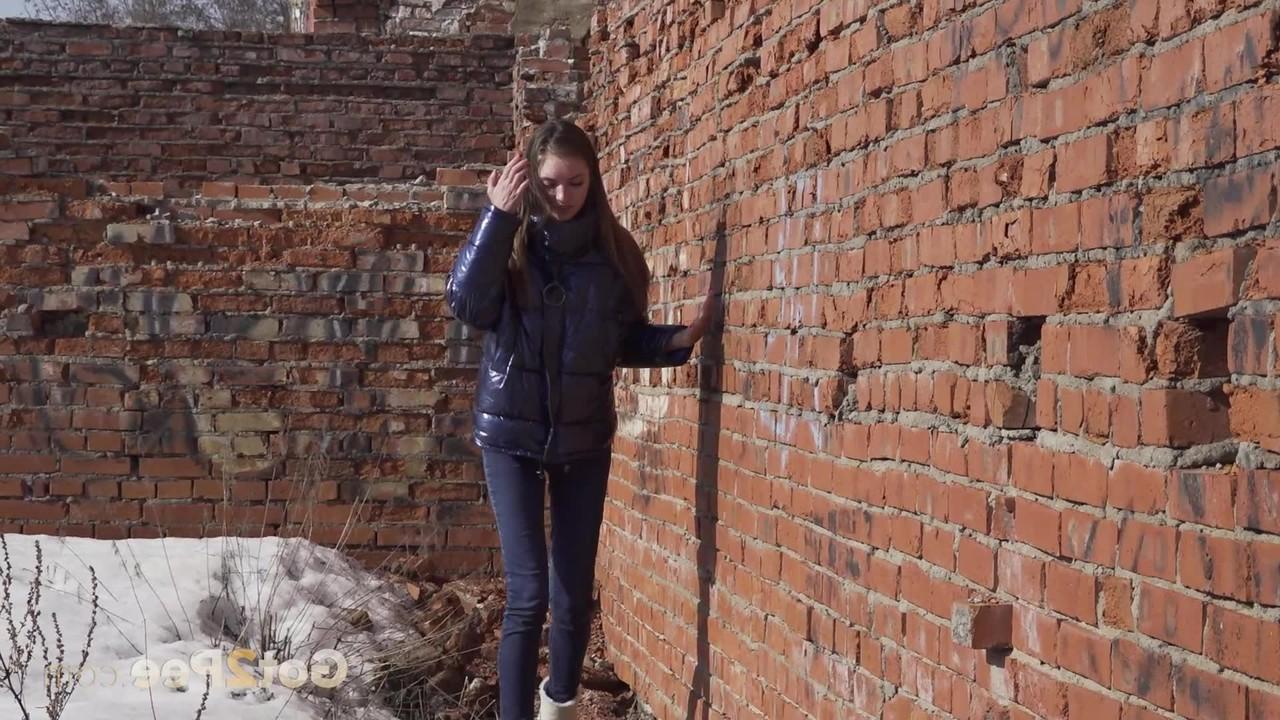 15P ヴィカ・リタはレンガ造りの建物の残骸におしっこをするためにズボンを下ろします