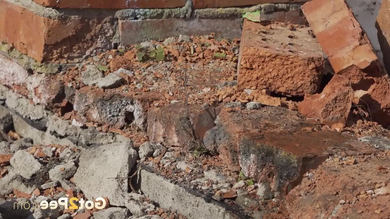 15P ヴィカ・リタはレンガ造りの建物の残骸におしっこをするためにズボンを下ろします