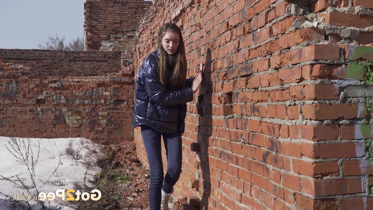 15P ヴィカ・リタはレンガ造りの建物の残骸におしっこをするためにズボンを下ろします