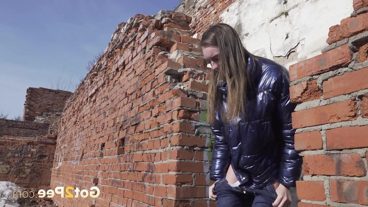 15P ヴィカ・リタはレンガ造りの建物の残骸におしっこをするためにズボンを下ろします