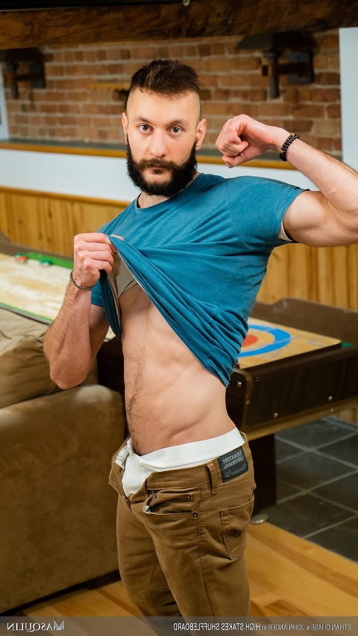 20P Los gays Ethan Chase y John Ander tienen sexo anal duro en el sofá