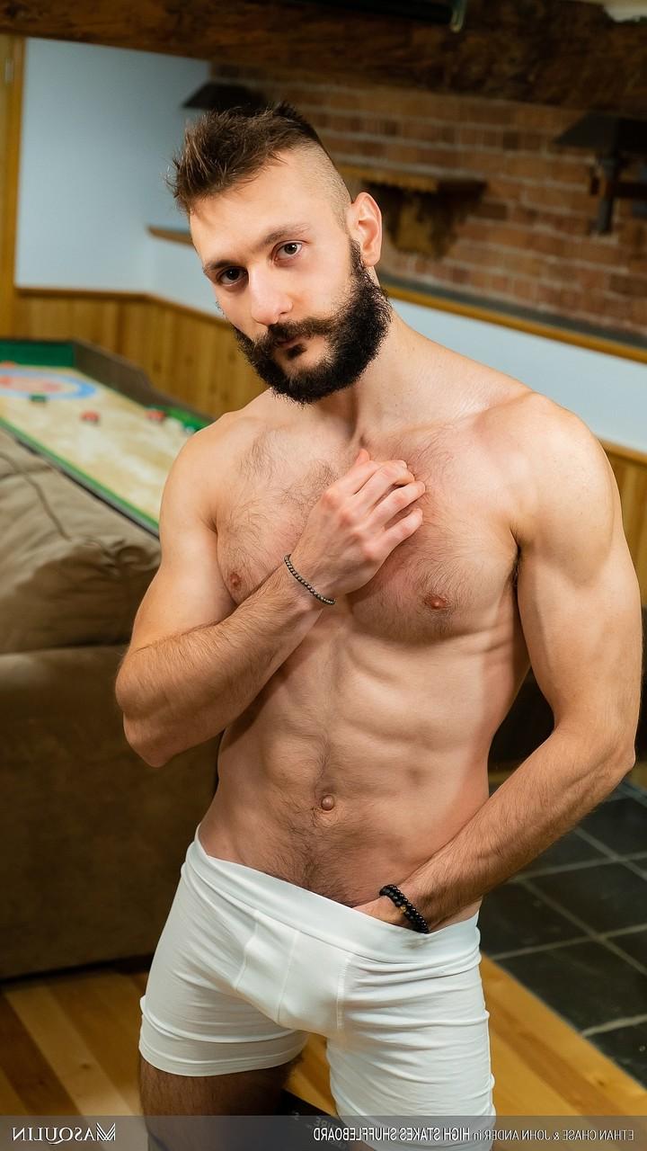 20P Los gays Ethan Chase y John Ander tienen sexo anal duro en el sofá