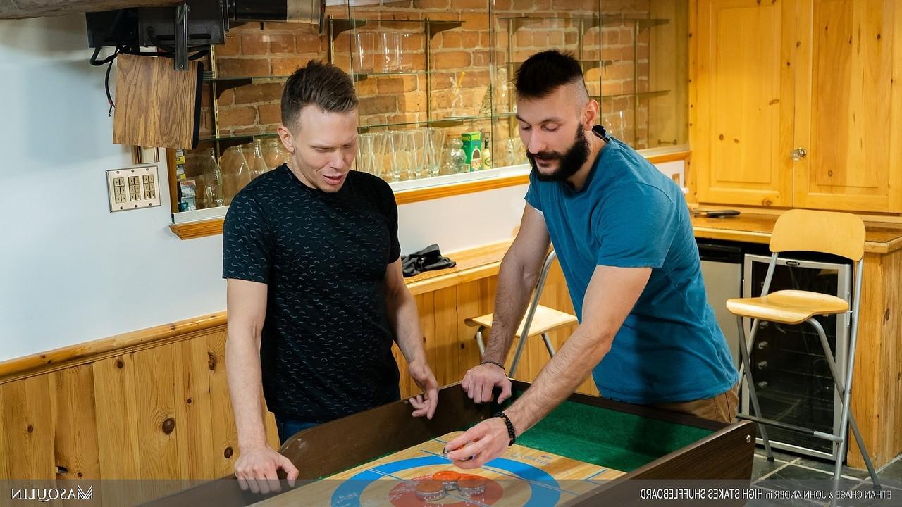 20P Los gays Ethan Chase y John Ander tienen sexo anal duro en el sofá
