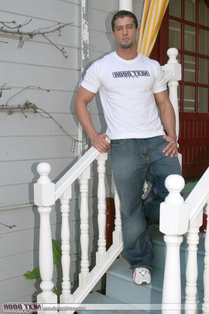 20P Hot Cody Cummings mostra seus músculos e posa nu ao ar livre