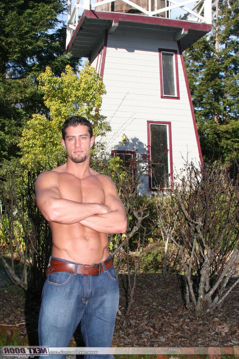 20P Hot Cody Cummings mostra seus músculos e posa nu ao ar livre