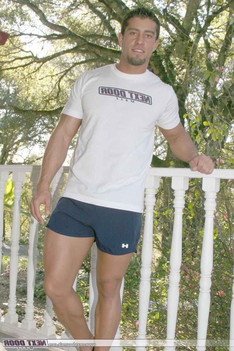 20P Hot Cody Cummings mostra seus músculos e posa nu ao ar livre