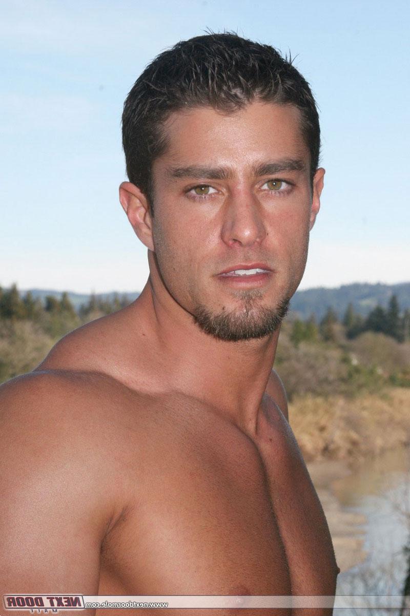 20P Hot Cody Cummings mostra seus músculos e posa nu ao ar livre