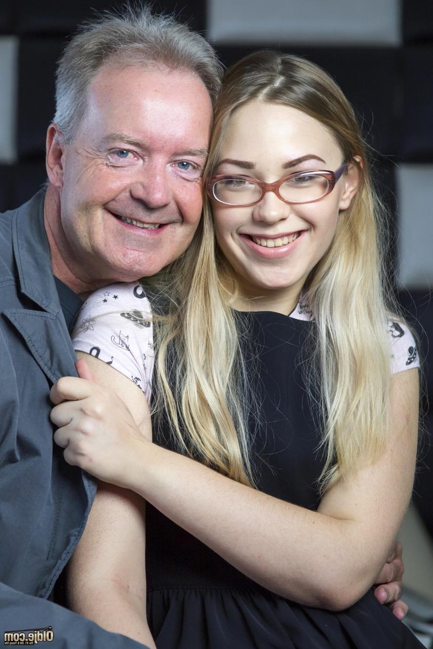 20P La blonde à lunettes Selvaggia se fait défoncer par un papa excité