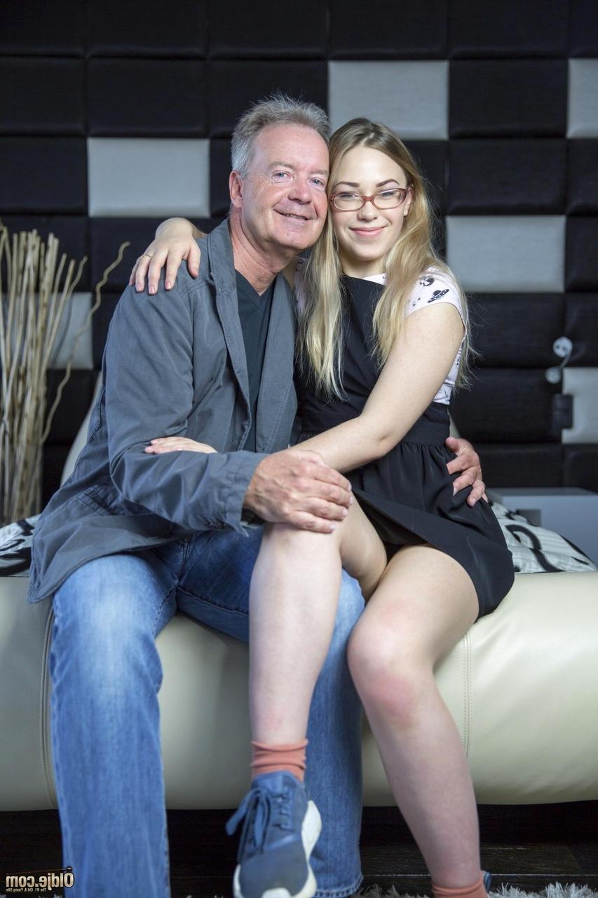 20P La blonde à lunettes Selvaggia se fait défoncer par un papa excité