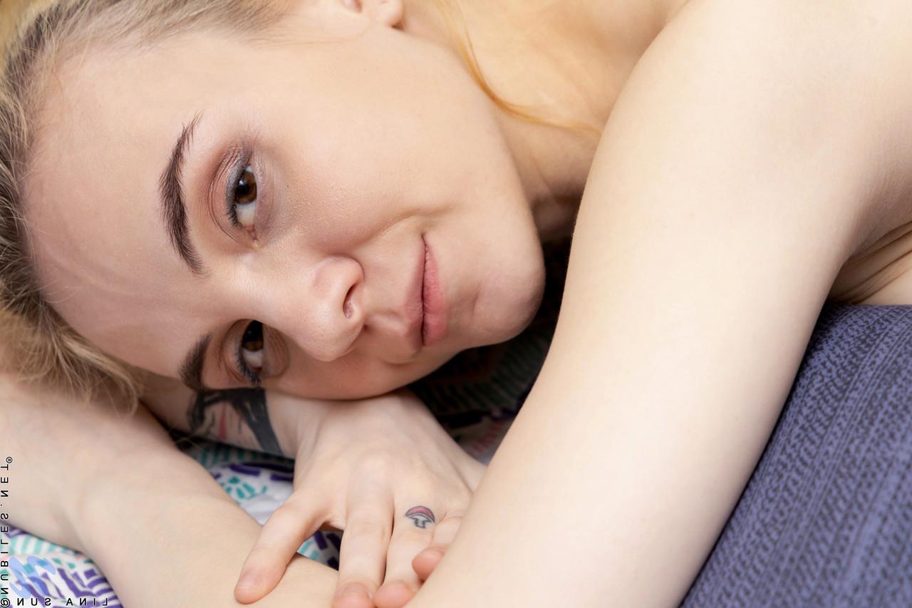 20P La flaca Lina Sun se desnuda y abre su coño afeitado en la cama