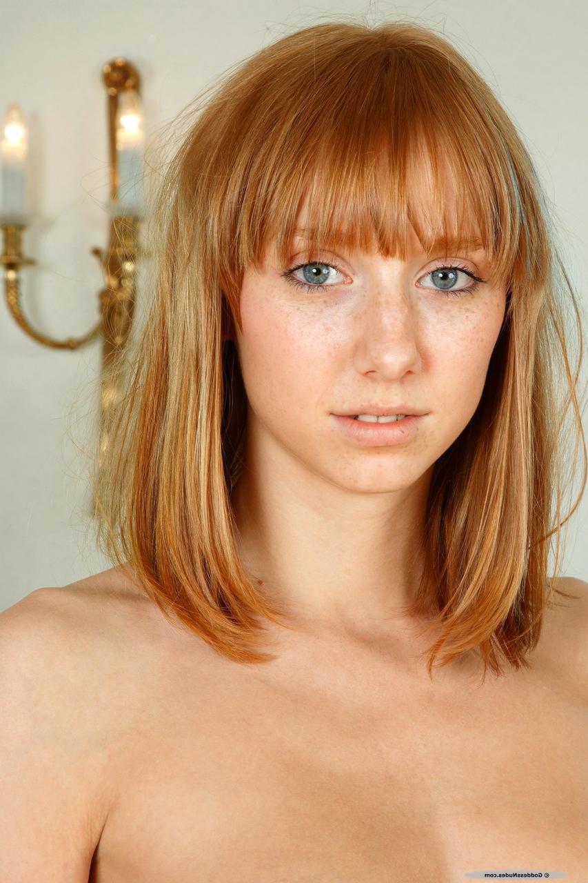 20P Tatya, fille rousse aux yeux bleus, se déshabille et pose nue en solo.