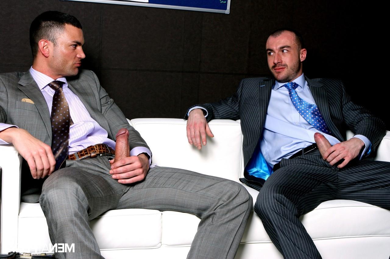 12P Le gay musclé Bruno Jones et son patron Thierry Lamasse se font sodomiser au bureau