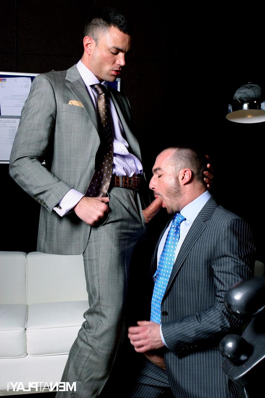 12P Le gay musclé Bruno Jones et son patron Thierry Lamasse se font sodomiser au bureau