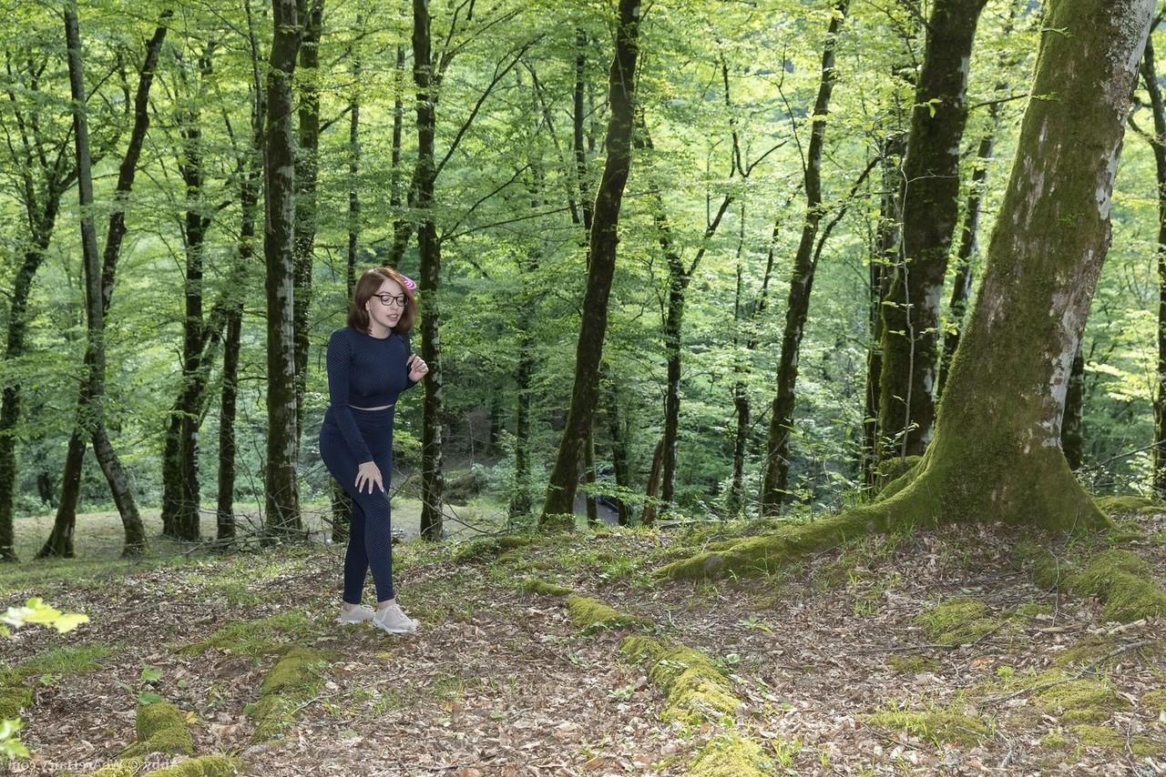 16P Abby mostra sua buceta natural enquanto fica nua em um tapete de ioga em uma floresta