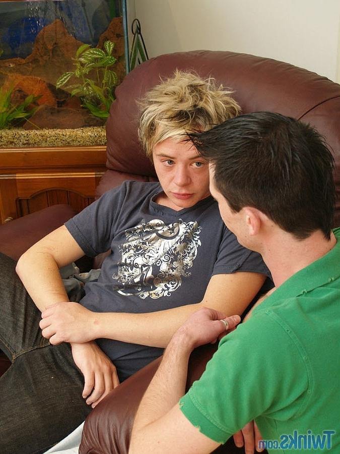 20P Jordan M et Shayne H, deux chaudasses gays maigres, se sucent et se font une gorge profonde.