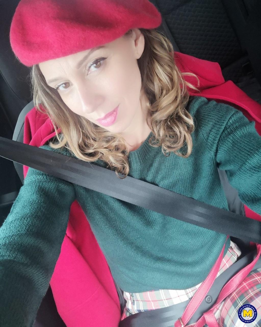 11P La madre europea French Chloe posa seductoramente vestida en una recopilación