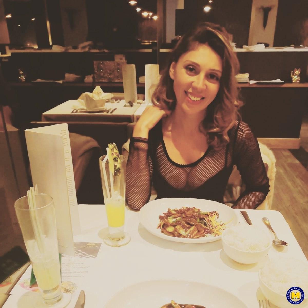 11P La madre europea French Chloe posa seductoramente vestida en una recopilación