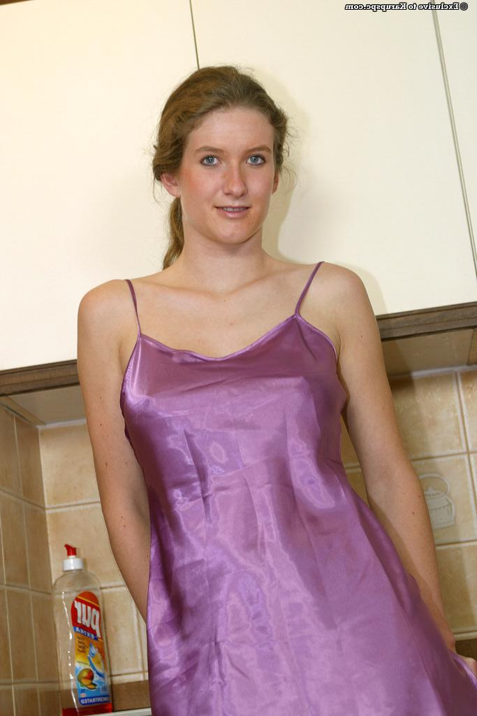 16P La jovencita amateur Daniela se desnuda y se masturba
