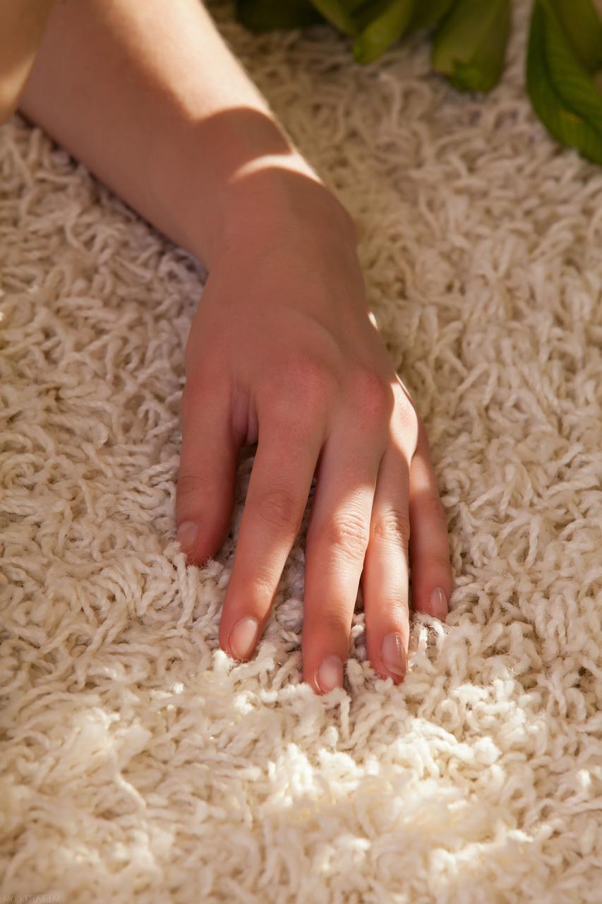 20P A bela adolescente Zlatka B se despe e exibe seus seios naturais e sua vulva peluda