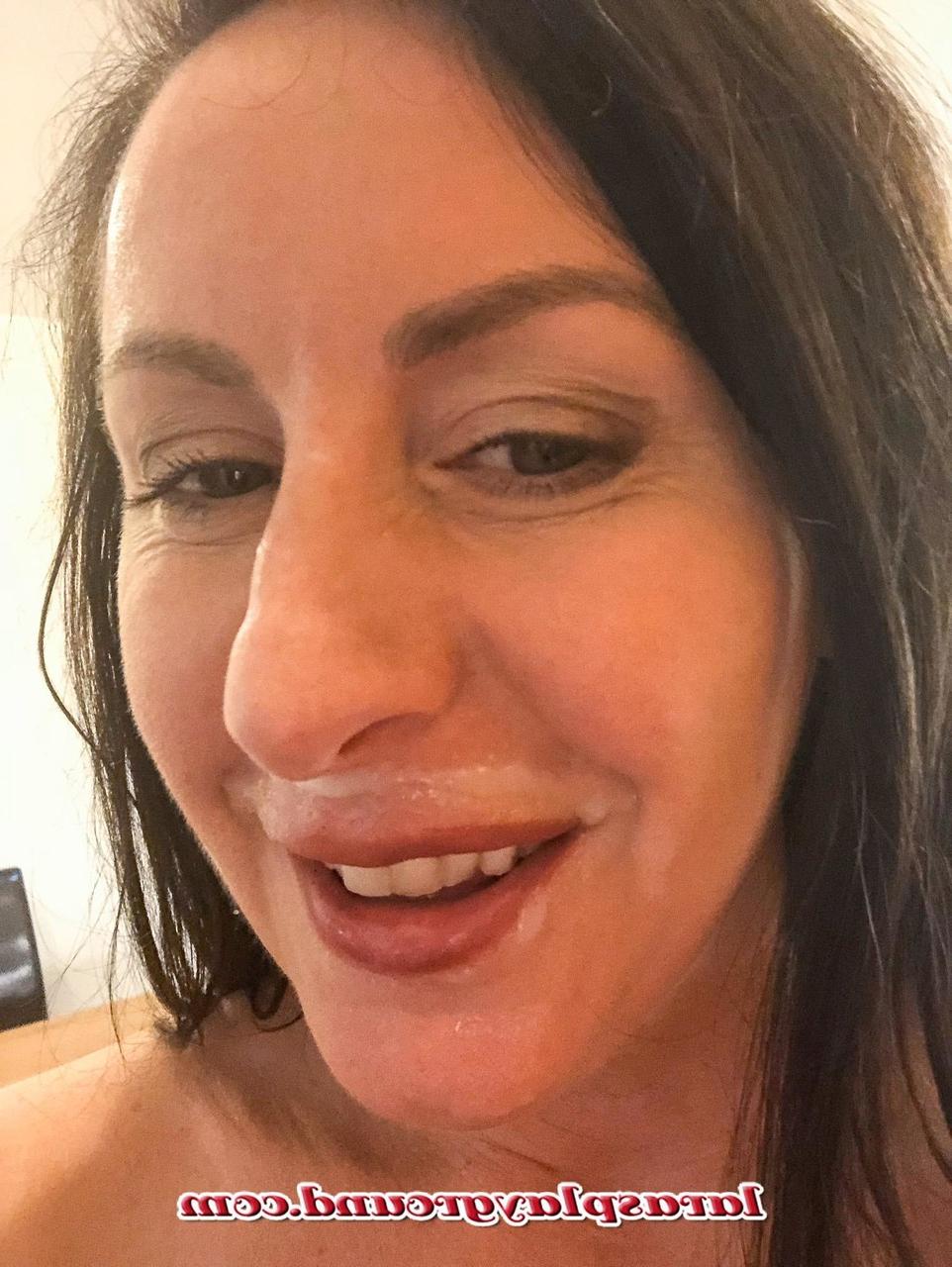 20P Mulher madura e nerd Lara posando com porra em seus óculos, peitos e pés