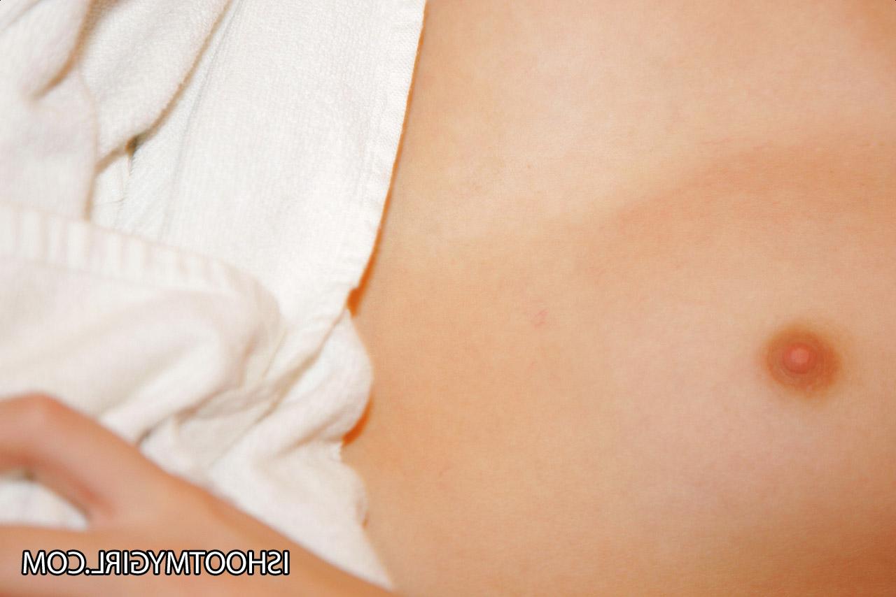 20P A adolescente morena Tanya exibe seus peitos minúsculos e leva os dedos em sua vulva