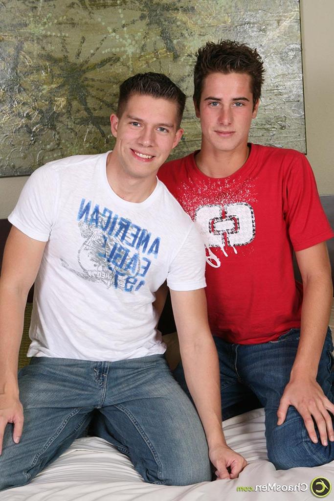 20P Caras brancos pendurados Jude e Lee se beijam e chupam o pau grande um do outro em ação gay quente