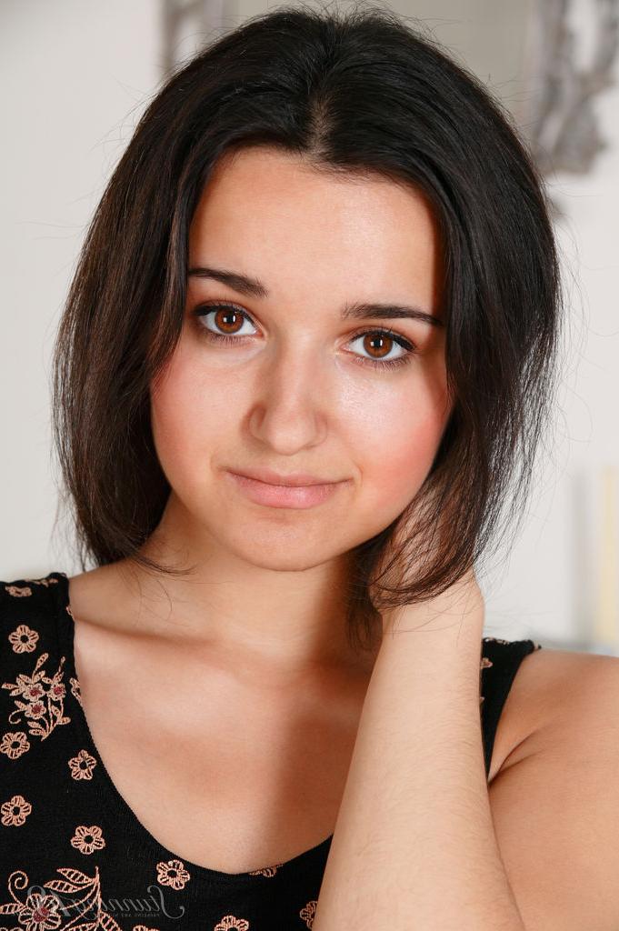 16P A jovem morena Emily descarta o vestido para poses nuas confiantes