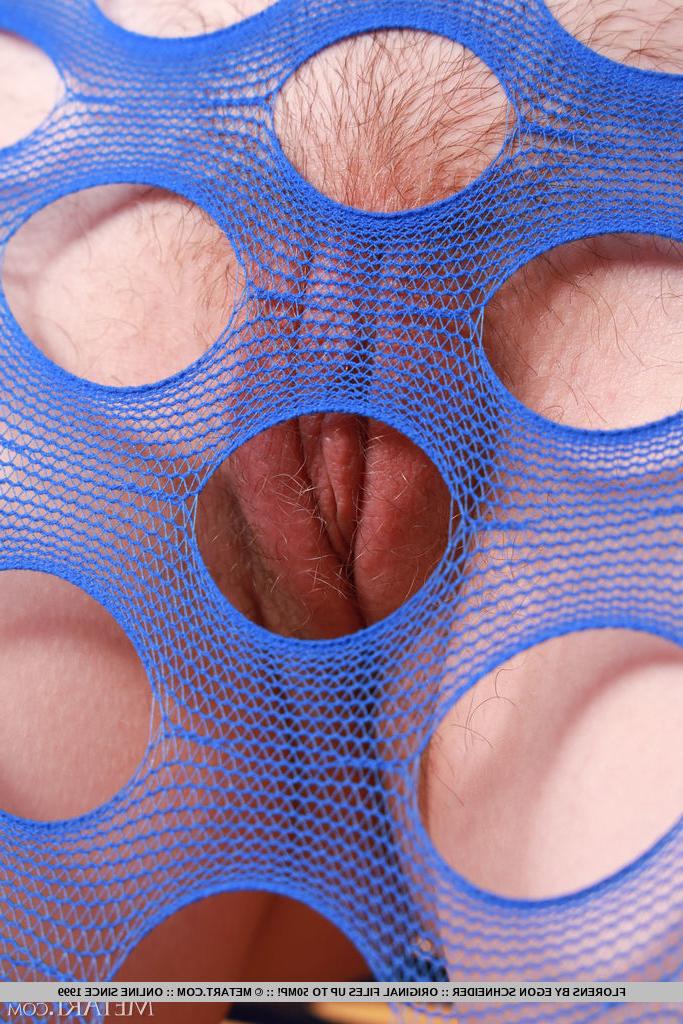 18P O simpático adolescente Florens tira um vestido revelador para modelar nu